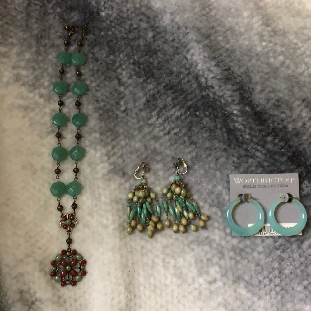 Necklace and 2 pairs of earrings set